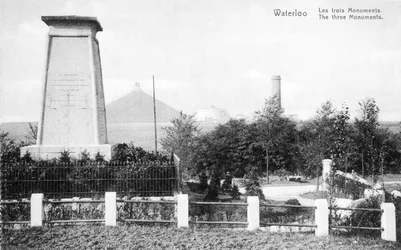 Drei Denkmäler zur Erinnerung an die Schlacht von Waterloo, Gedenkpostkarte, ca. 1912 (Fotolitho)